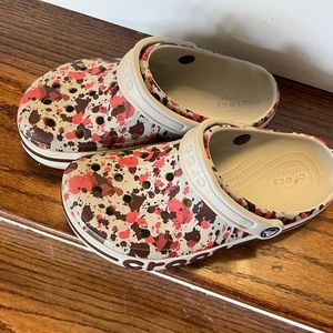 M5/W7 Crocs- beige with pink and brown tones -gently used
